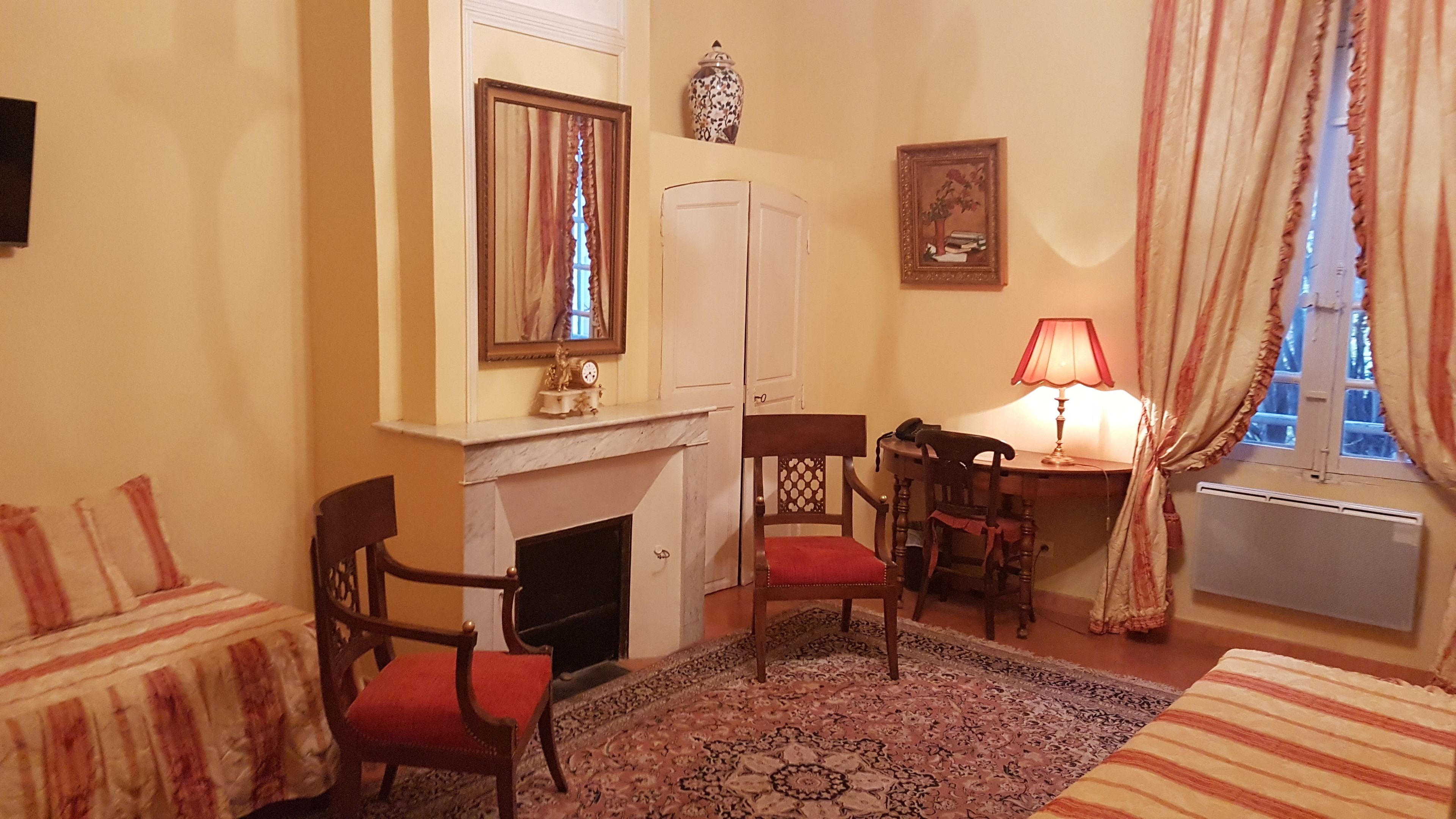 superior room, 1 queen bed, kitchenette | living area | flat-screen tv