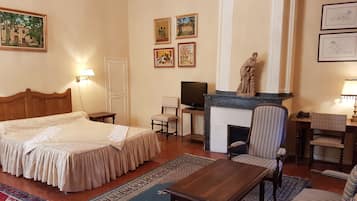 Superior Room, 1 Queen Bed, Kitchenette | Individually decorated, individually furnished, desk, soundproofing