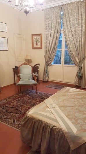 Superior Room, 1 Queen Bed, Kitchenette | Individually decorated, individually furnished, desk, soundproofing - Hôtel Cardinal (Aix-en-Provence)