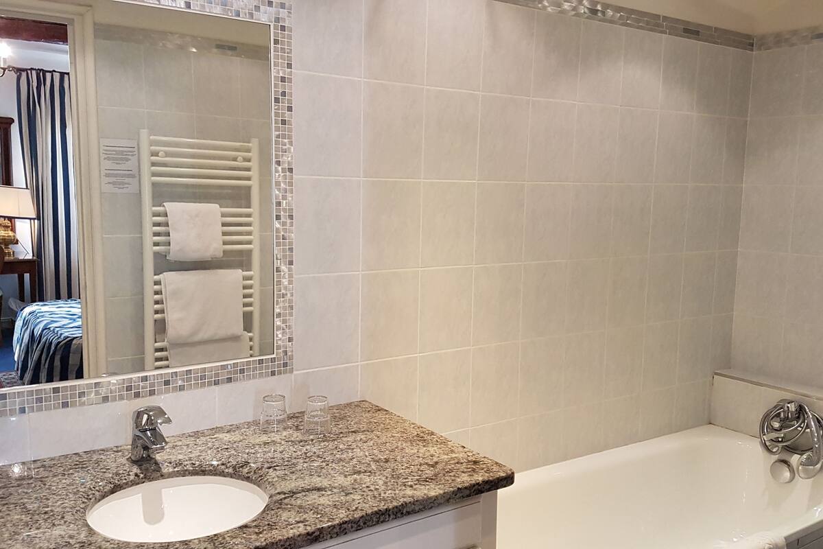 basic double or twin room | bathroom | separate bathtub and shower, free toiletries, hair dryer, towels