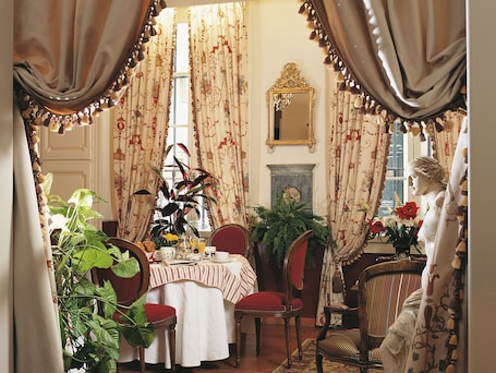 Daily continental breakfast (EUR 11.00 per person)