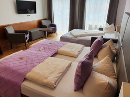 Triple Room | In-room safe, desk, blackout drapes, free WiFi