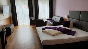 Værelse til 3 personer | Pengeskab på værelset, skrivebord, mørklægningsgardiner, gratis Wi-Fi