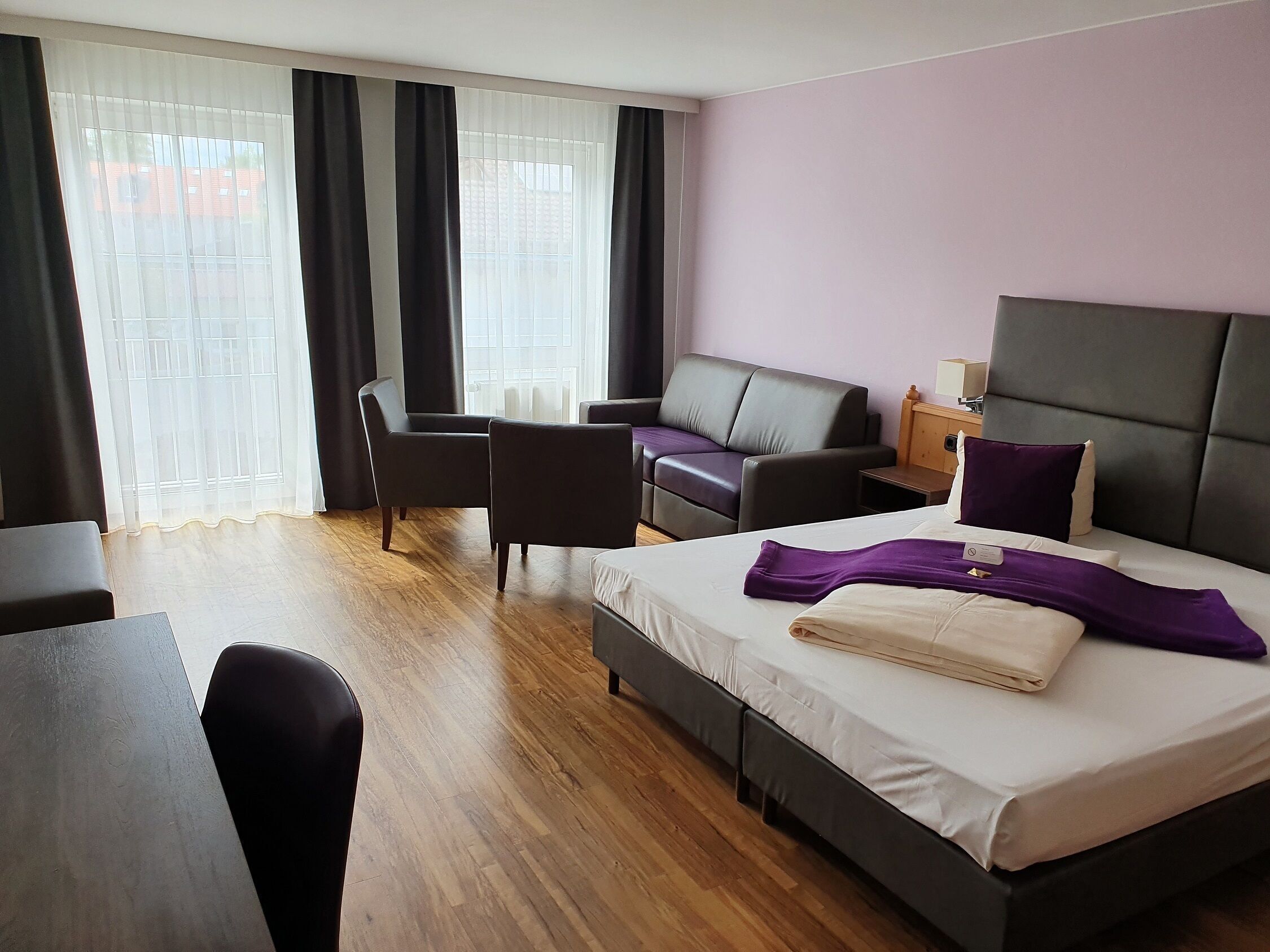 Een kluis op de kamer, een bureau, verduisterende gordijnen, gratis wifi