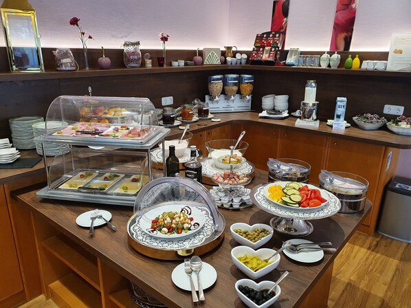 Tägliches Frühstücksbuffet (10 EUR pro Person)