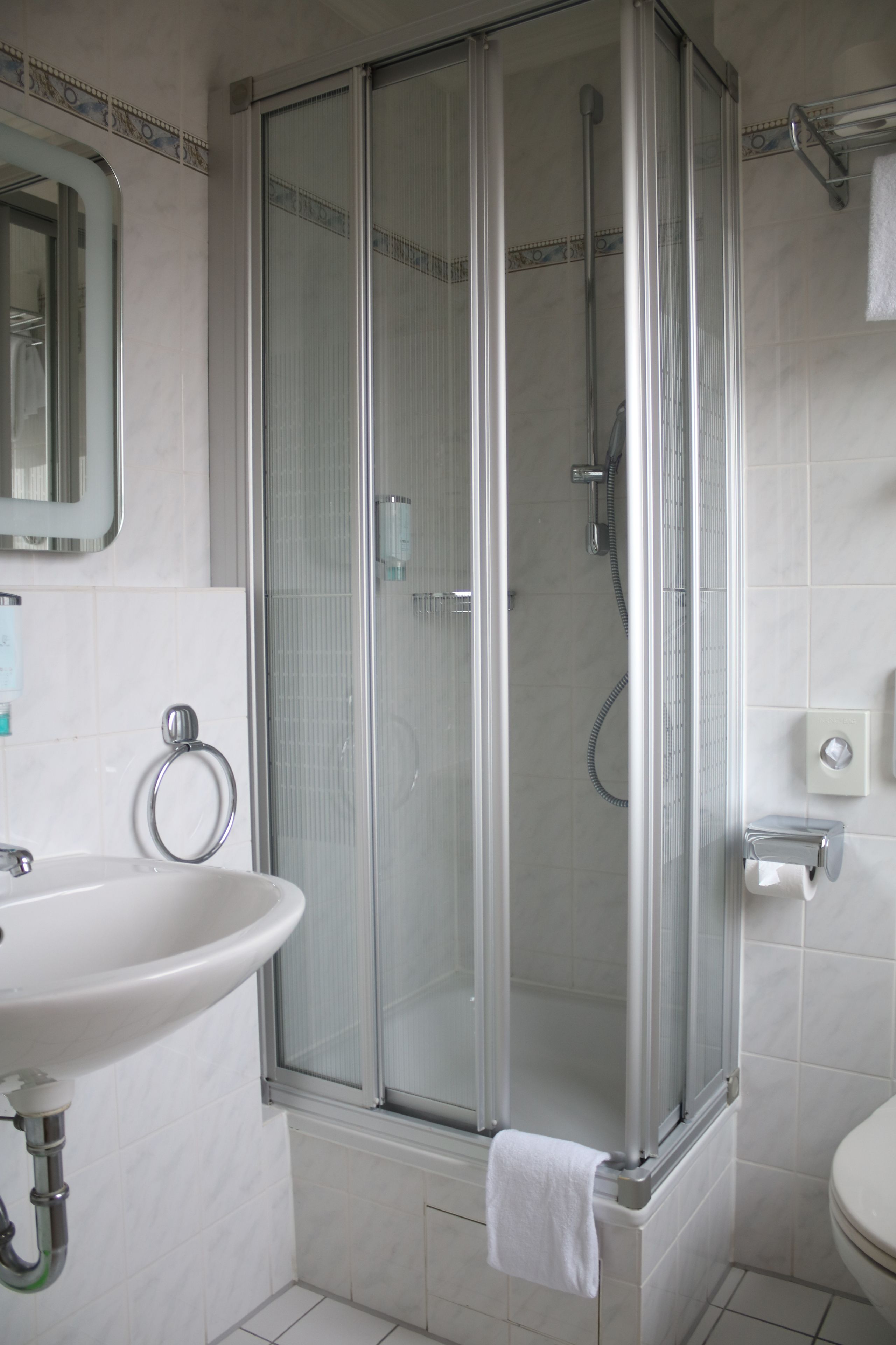 shower, rainfall showerhead, free toiletries, towels