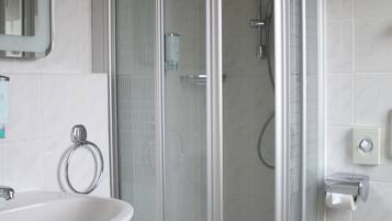 Shower, rainfall showerhead, free toiletries, towels