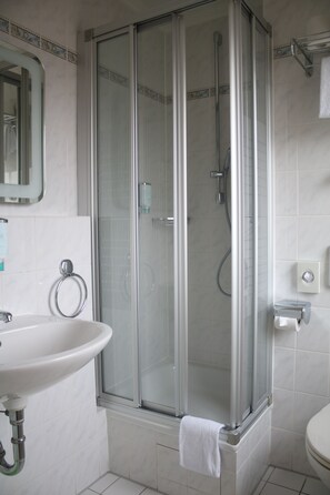 Dusche, Regendusche, kostenlose Toilettenartikel, Handtücher