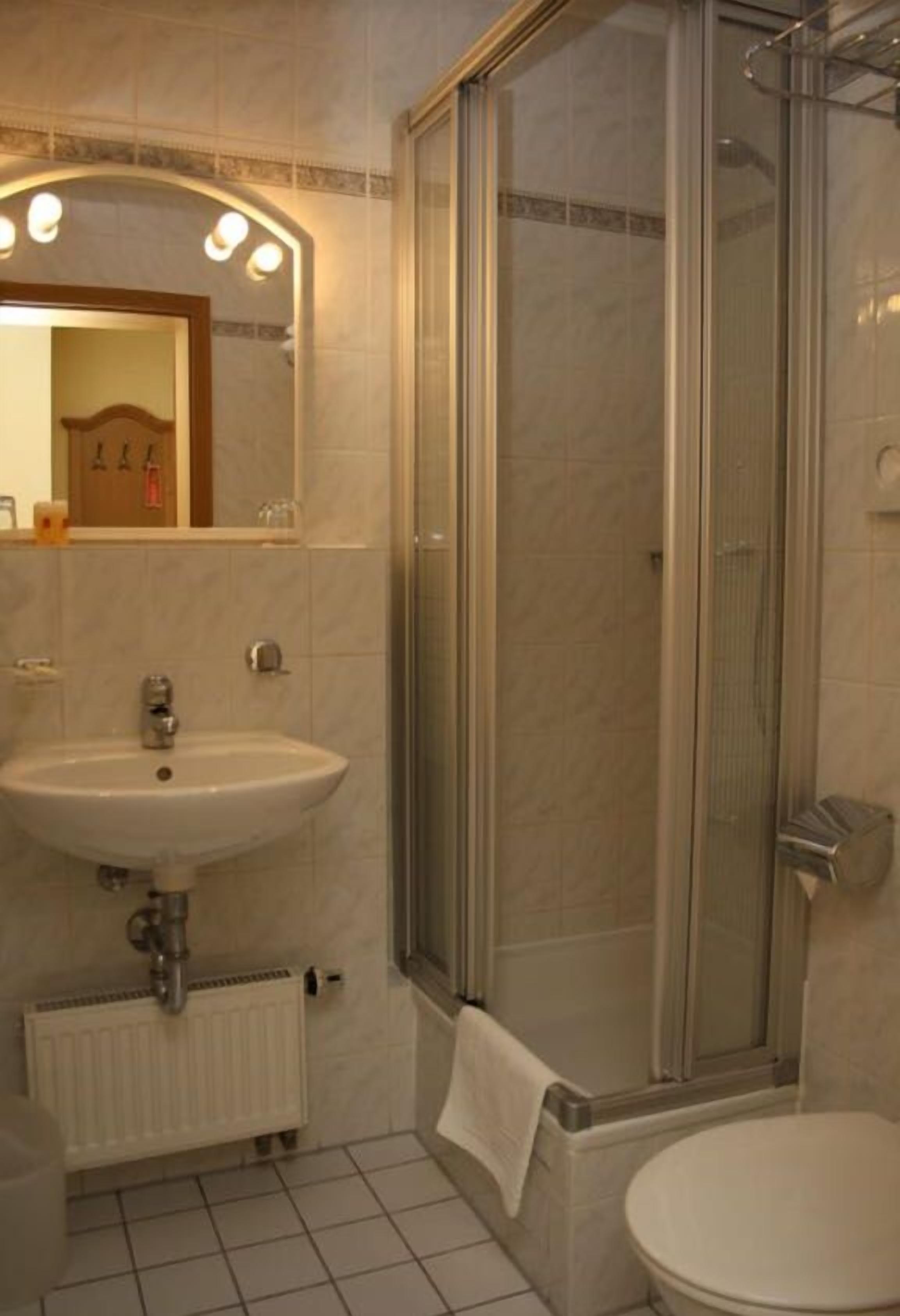 shower, rainfall showerhead, free toiletries, towels