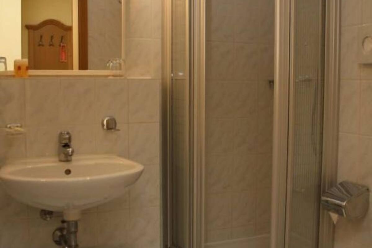 shower, rainfall showerhead, free toiletries, towels