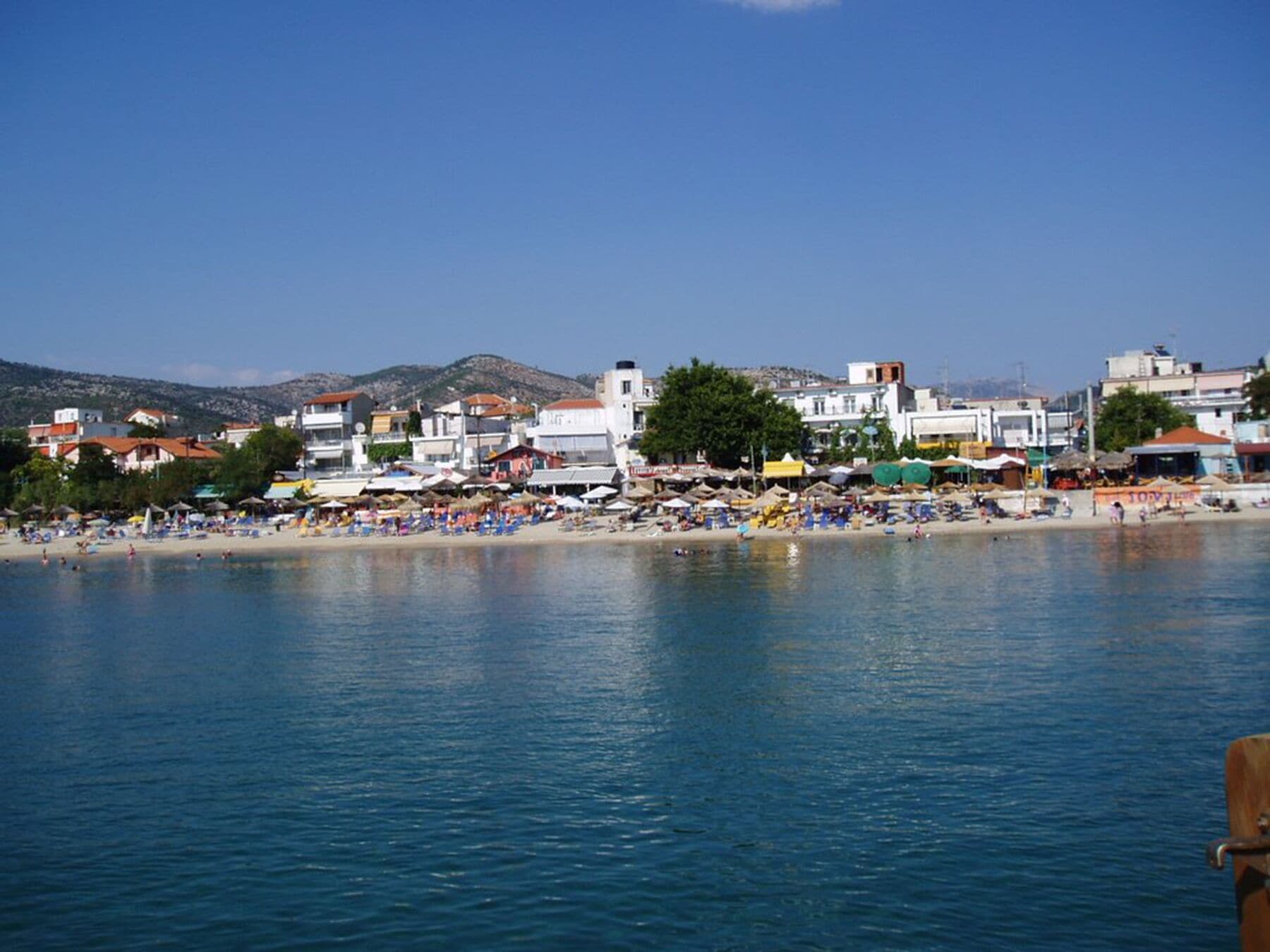 Un pueblo costero con playa, edificios y cielo despejado.