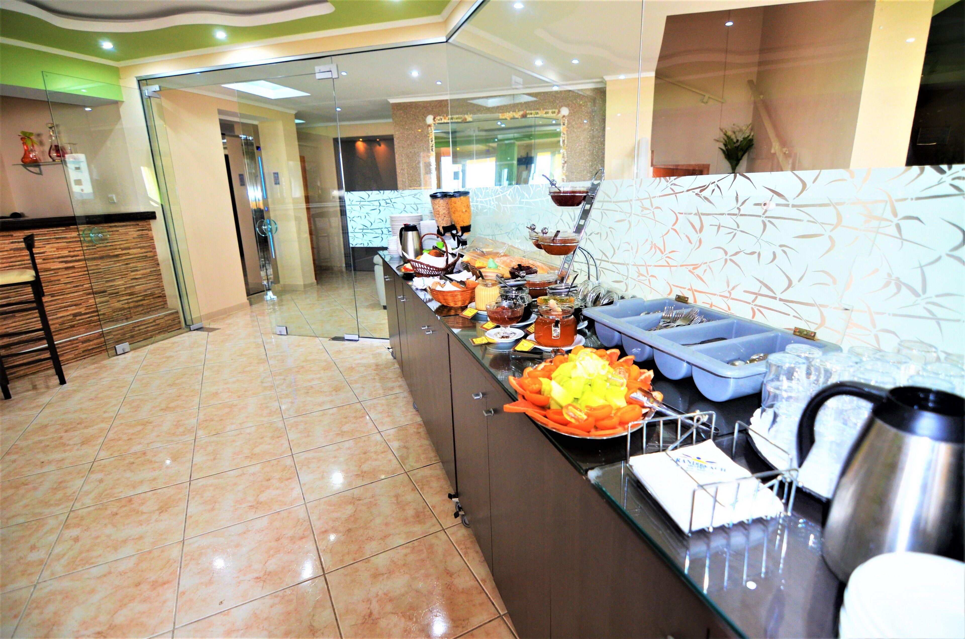 Una barra de buffet con diferentes alimentos y utensilios.