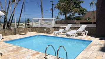 Piscina externa, espreguiçadeiras