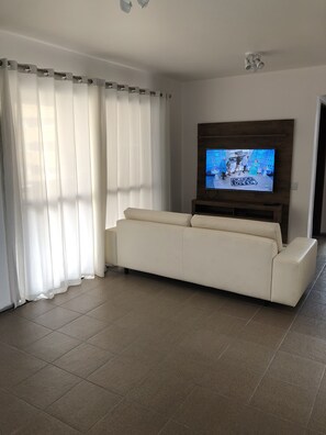 Apartment, 2 Bedrooms | Living room | Flat-screen TV - Apartamento em Caiobá (Matinhos)