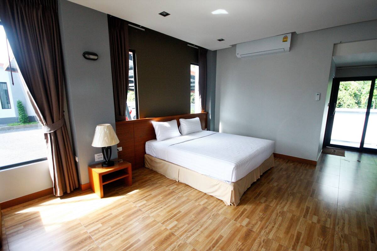 Minibar, free WiFi
