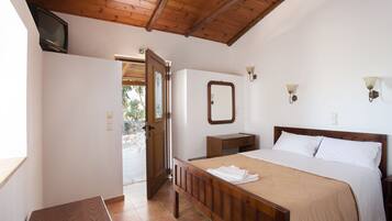 Monolocale, angolo cottura, sul cortile | Una scrivania, ferro/asse da stiro, culle/letti per bambini (gratuiti)