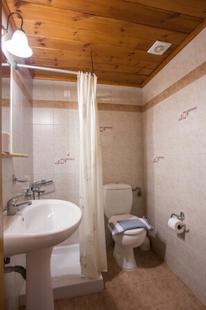 Studio, Kitchenette, Courtyard Area | Bathroom