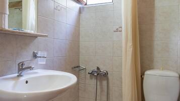 Dreibettzimmer, Kochnische, zum Innenhof hin | Badezimmer | Dusche, kostenlose Toilettenartikel, Haartrockner, Hausschuhe