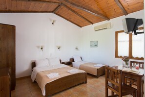 Triple Room, Kitchenette, Courtyard Area - Georgia's Houses - Melitzanakia (Monemvasia)