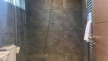 Deluxe Double or Twin Room, Private Bathroom | Bathroom | Shower, hair dryer, towels