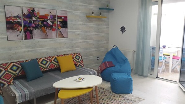 Deluxe Apartment, 1 Bedroom | Living room | Flat-screen TV
