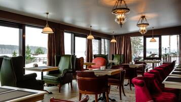 Pariskuntien ruokailu