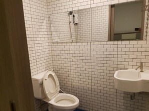 Shower, free toiletries, towels - Future Place Mansion Ubon (Ubon Ratchathani)