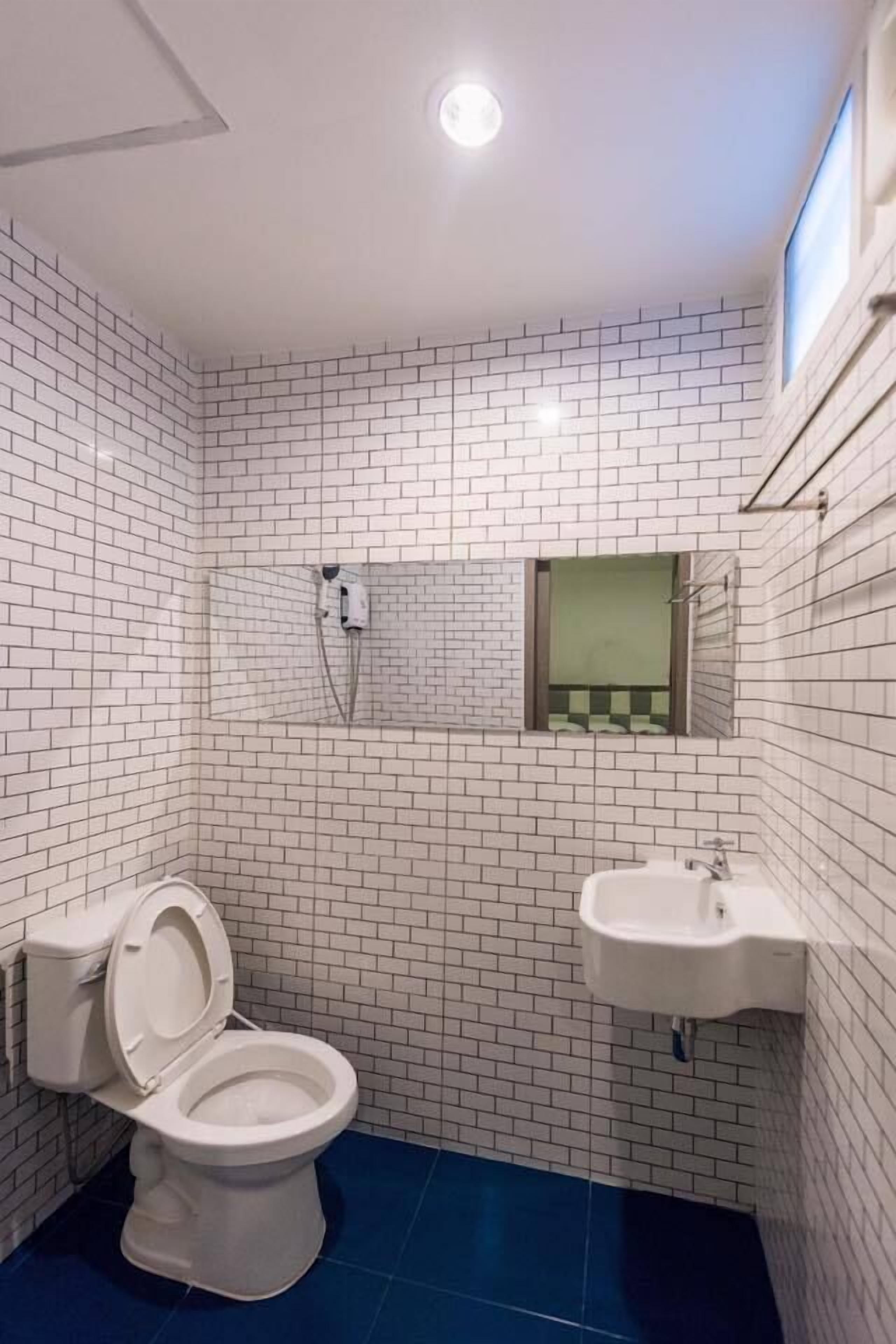 standard double room | bathroom | shower, free toiletries, towels