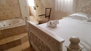 Gallery Room | Free cribs/infant beds