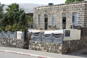 Un edificio de piedra con un balcón y un cartel.