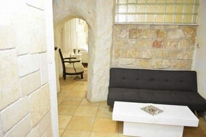 Gallery Room | Free cribs/infant beds