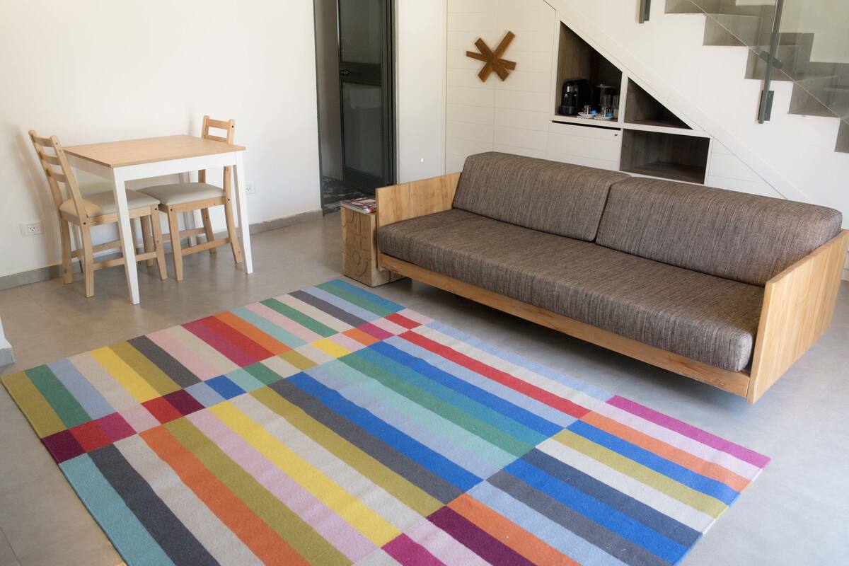 基础复式房 | 起居区 | 32-英寸液晶电视(配备卫星频道)、电视、壁炉