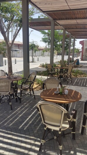 รับประทานอาหารกลางแจ้ง