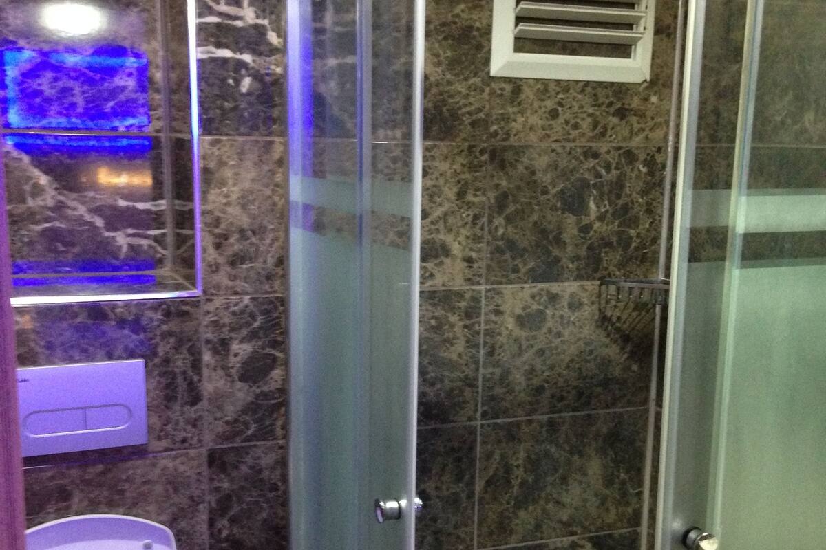 Duş, ücretsiz banyo/kozmetik ürünleri, saç kurutma makinesi, terlik 