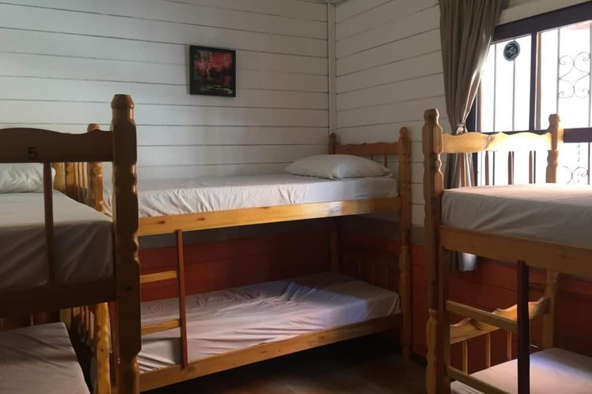 Tabla de planchar con plancha, wifi gratis y ropa de cama