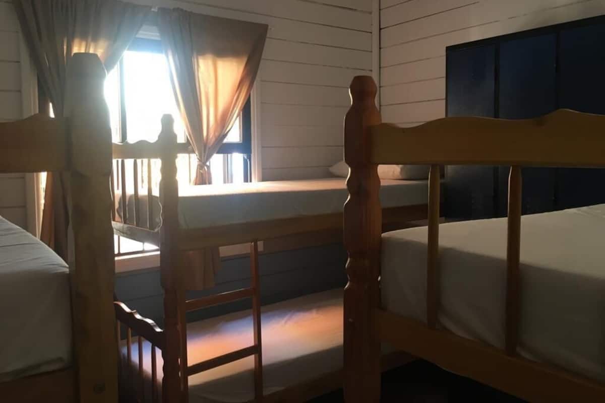 Dormitorio compartido, dormitorio mixto, baño compartido (6 camas) | Tabla de planchar con plancha, wifi gratis y ropa de cama
