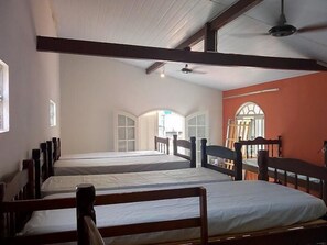 Ferros/tábuas de passar roupa, Wi-Fi de cortesia, roupa de cama