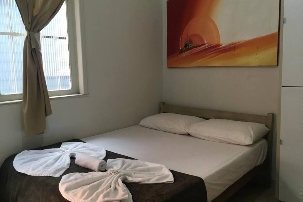 Suite familiar, baño privado | Tabla de planchar con plancha, wifi gratis y ropa de cama