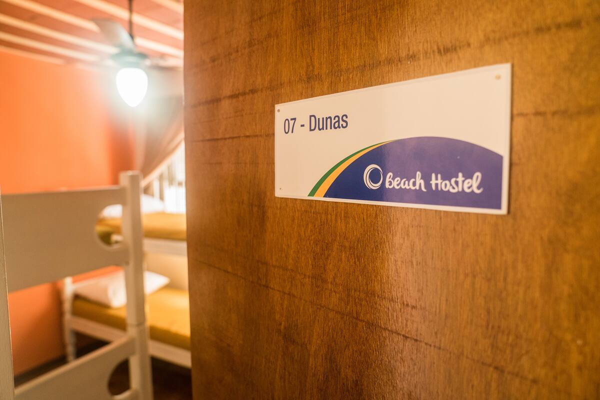 Dormitorio compartido, dormitorio mixto, baño compartido (4 Camas) | Tabla de planchar con plancha, wifi gratis y ropa de cama