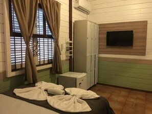 Suite familiar, baño privado | Tabla de planchar con plancha, wifi gratis, ropa de cama