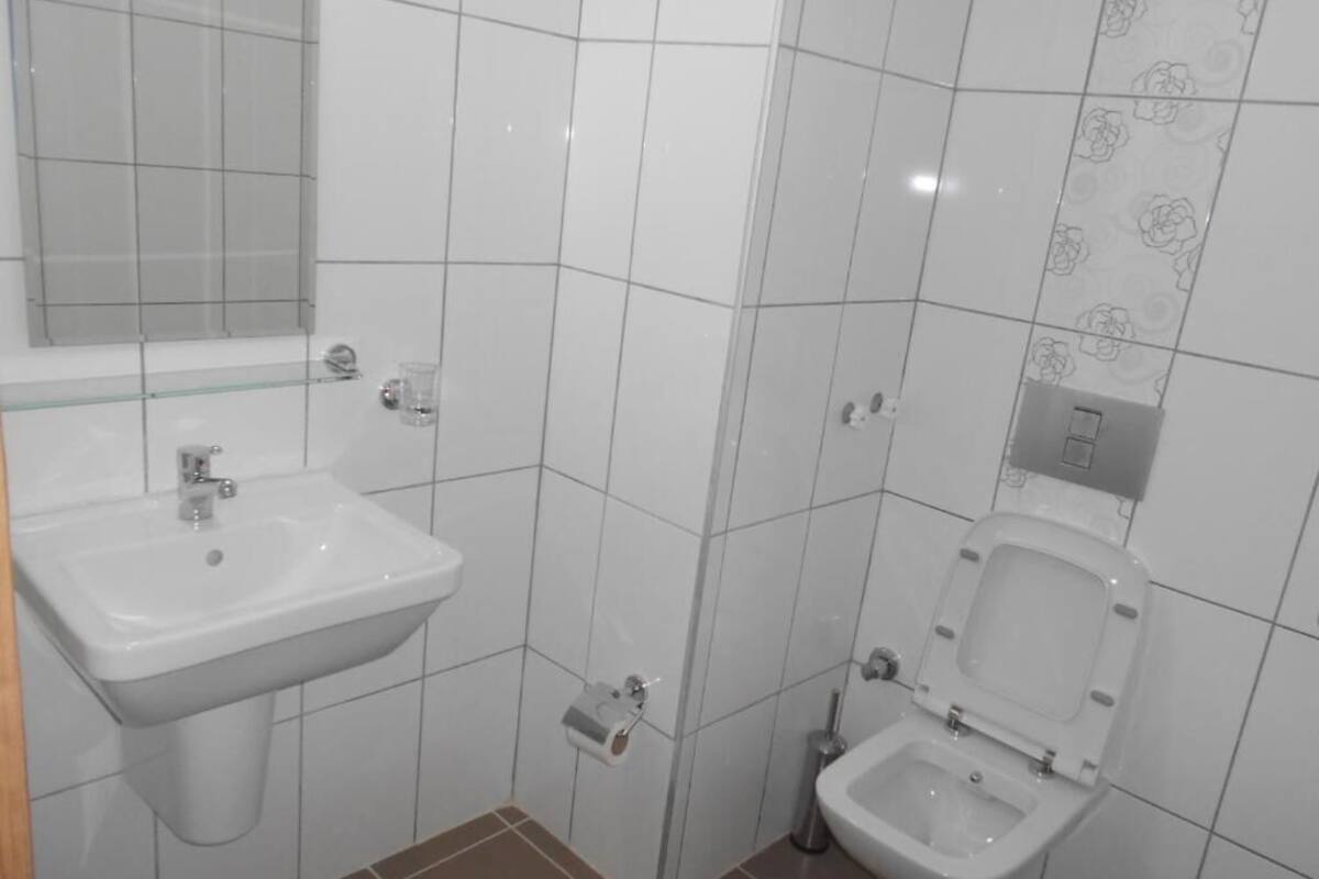 shower, free toiletries, hair dryer, slippers