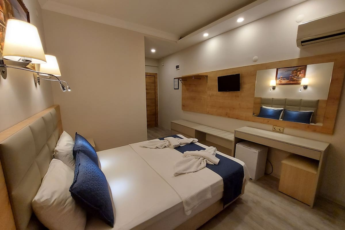 standard double room | desk, soundproofing, free wifi, bed sheets