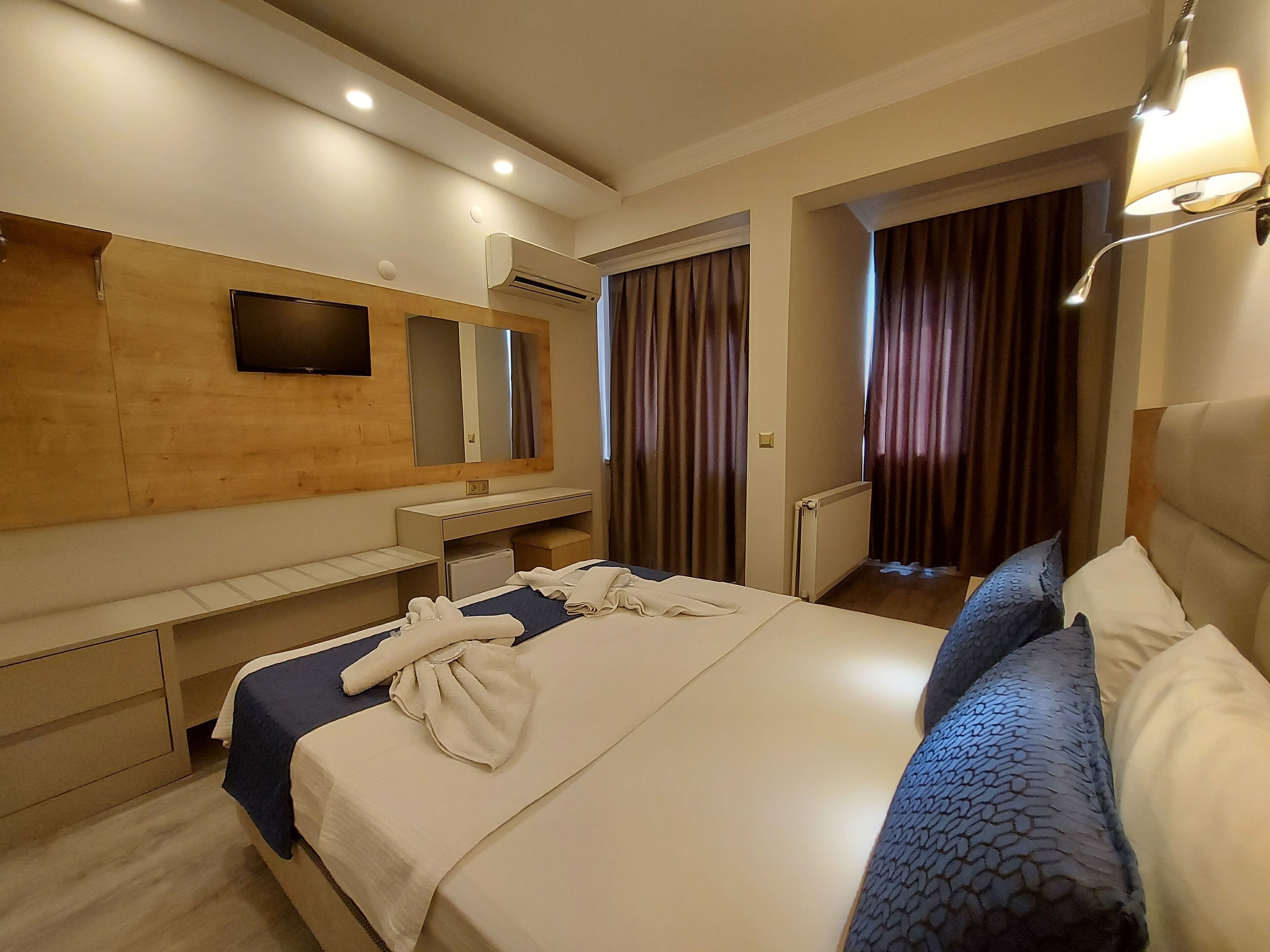 standard double room | desk, soundproofing, free wifi, bed sheets