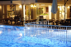 Outdoor pool, pool umbrellas, pool loungers - Afsin Hotel (Konyaalti)