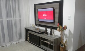 42-inch Smart TV with cable channels, TV, Netflix - Apto alto padrão com piscina (Guarapari)