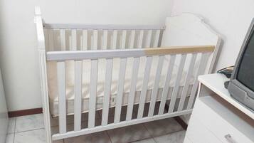 4 bedrooms, desk, free rollaway beds, bed sheets