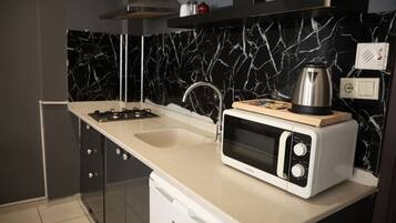 Deluxe Room, Terrace | Private kitchen | Mini-fridge, microwave, stovetop, electric kettle