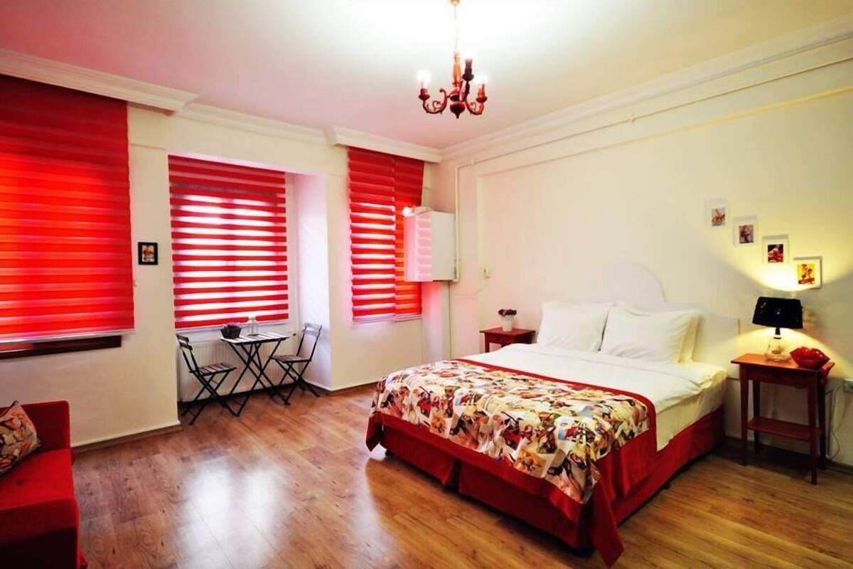 Une chambre d’hôtel avec un lit, un bureau et une chaise.