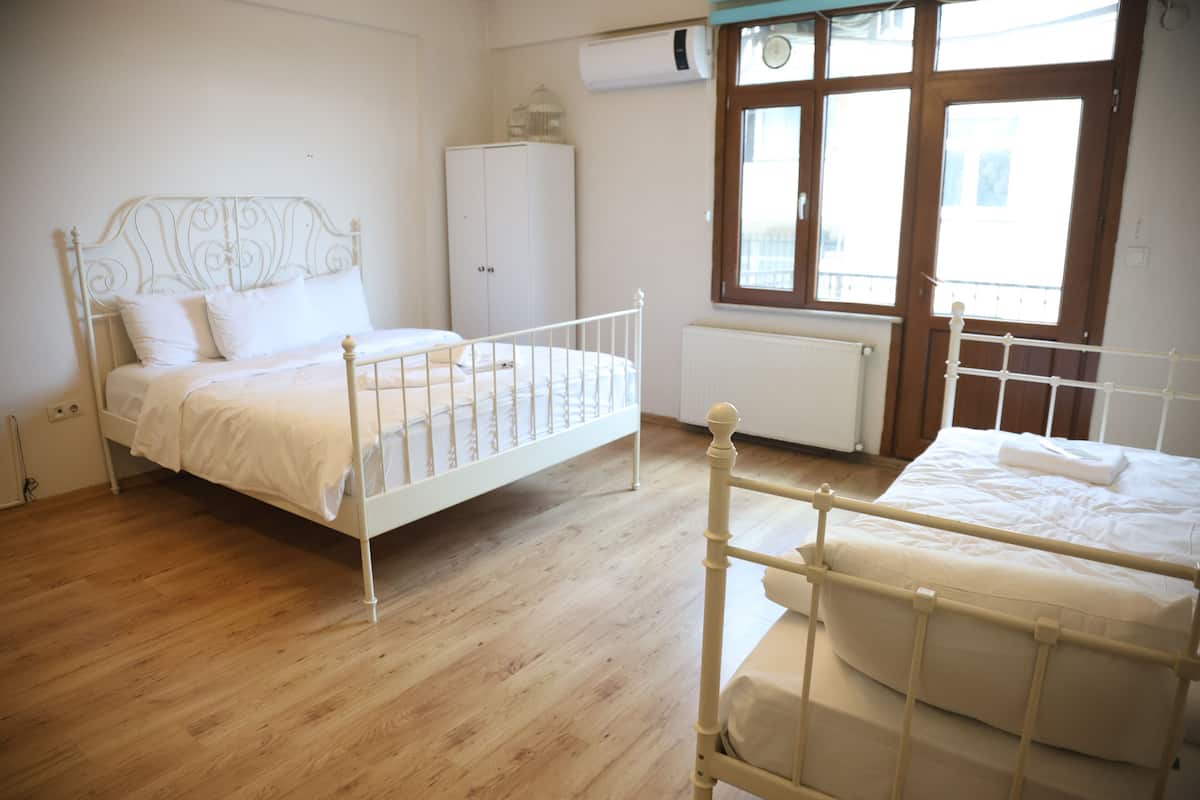 1 bedroom, Egyptian cotton sheets, premium bedding, in-room safe