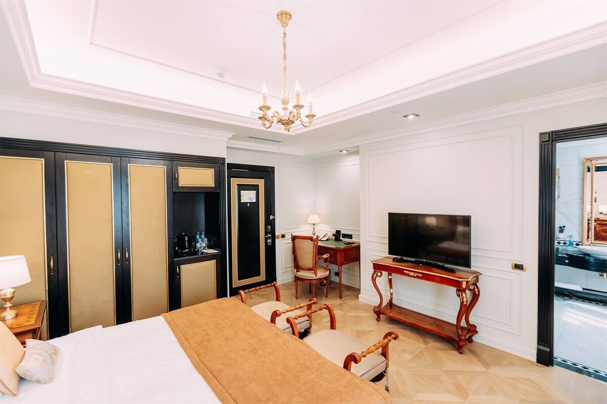 Hypo-allergenic bedding, minibar, in-room safe, desk